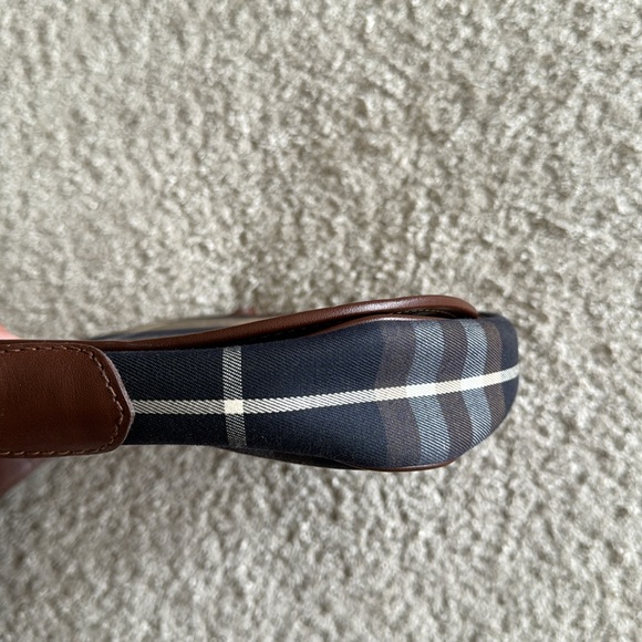 Burberry’s Small Crosshody Bag - Picture 10 of 14